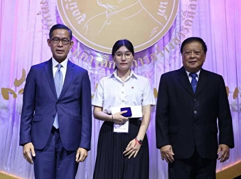 绘画专业学生拿到炳•廷素拉暖将军政府人士基金会的助学金